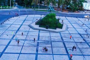 На Софийской площади уже нет ярко выраженной "восьмерки" после дрифта, но плиты по-прежнему выглядят грязными