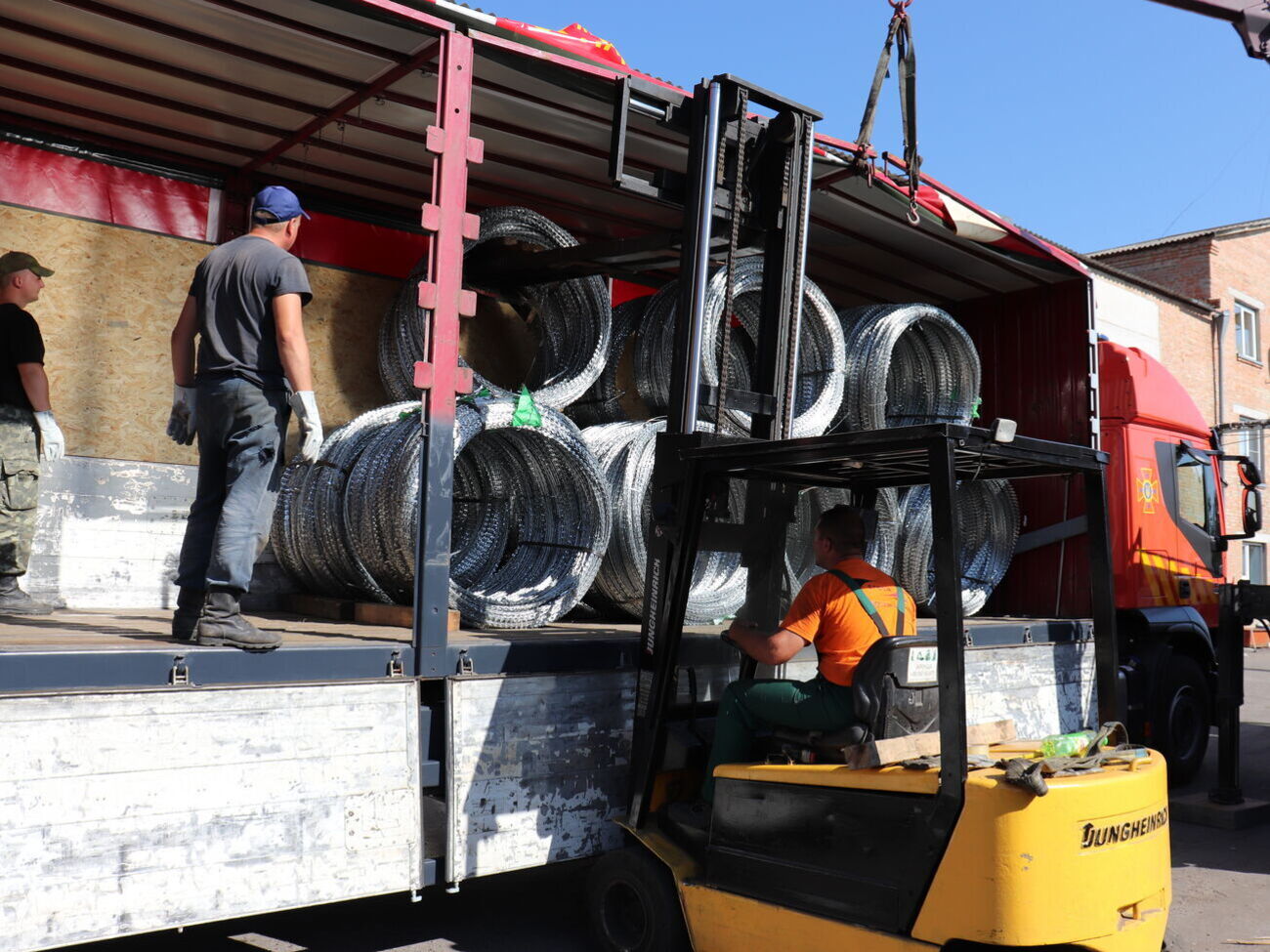 Груз для Литвы сопровождает группа сотрудников ГСЧС Украины