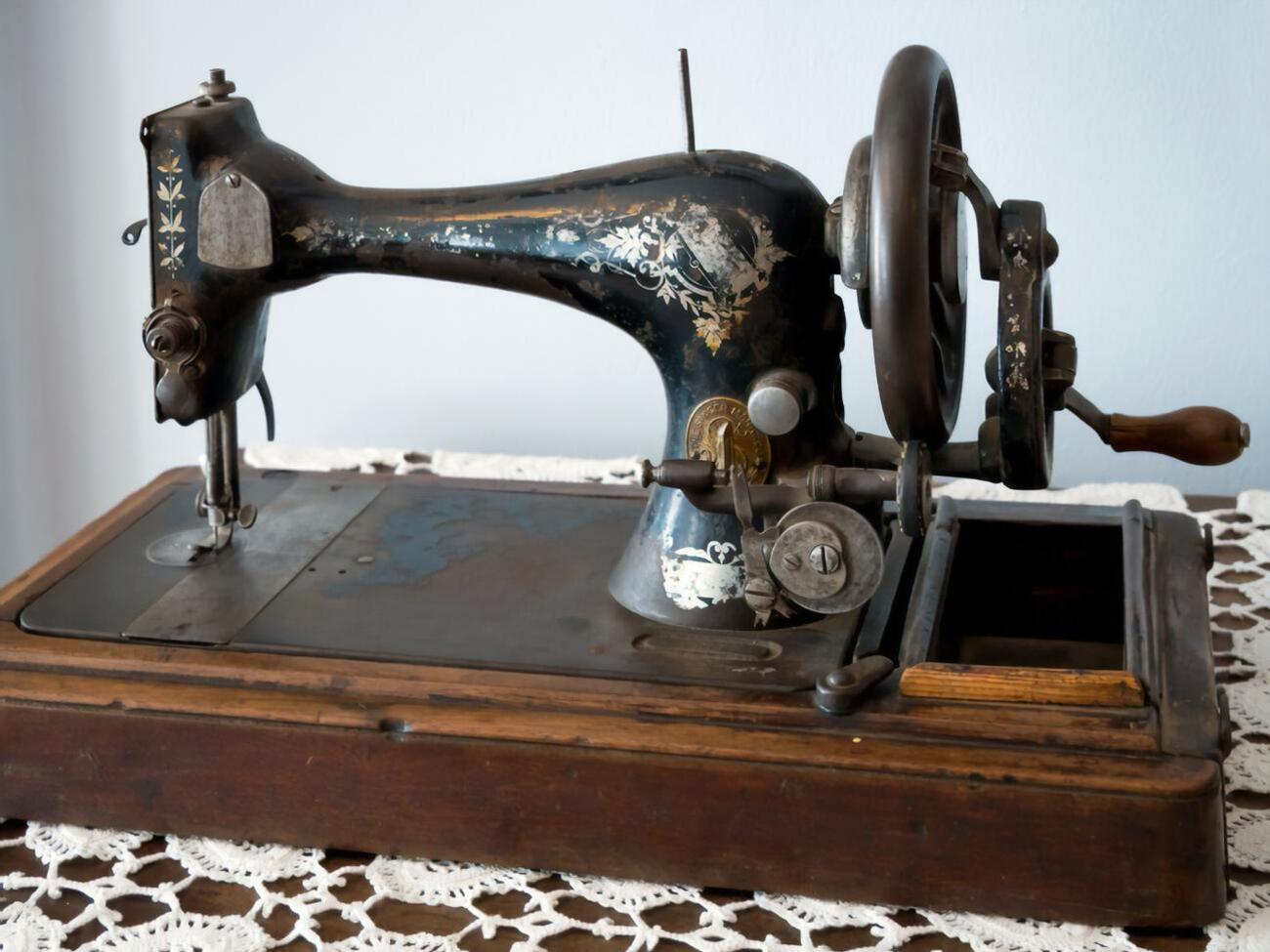 В этот день 170 лет назад американский изобретатель и промышленник Айзек Зингер получил патент на первую швейную машинку
