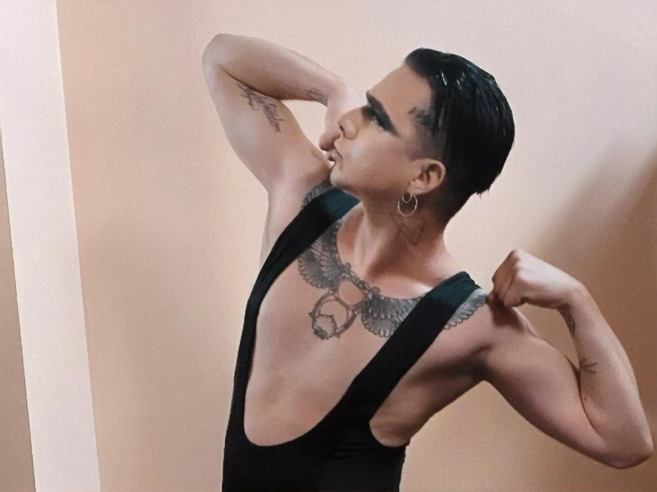 Во время выступления на сцене фестиваля&nbsp;Atlas Weekend&nbsp;Melovin&nbsp;поцеловал сначала девушку, а потом мужчину