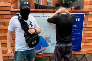 Правоохранители задержали организатора наркотрафика при получении очередной посылки