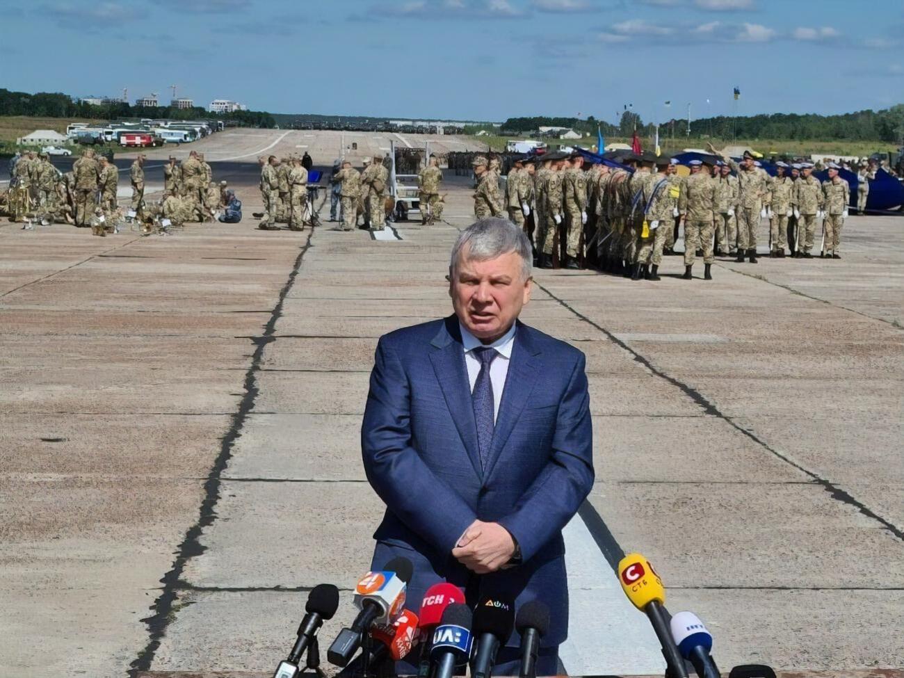 Таран наблюдал за репетицией парада на взлетной полосе ГП "Антонов"