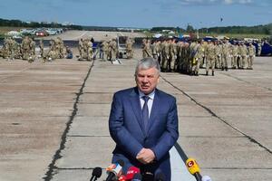 Таран наблюдал за репетицией парада на взлетной полосе ГП "Антонов"