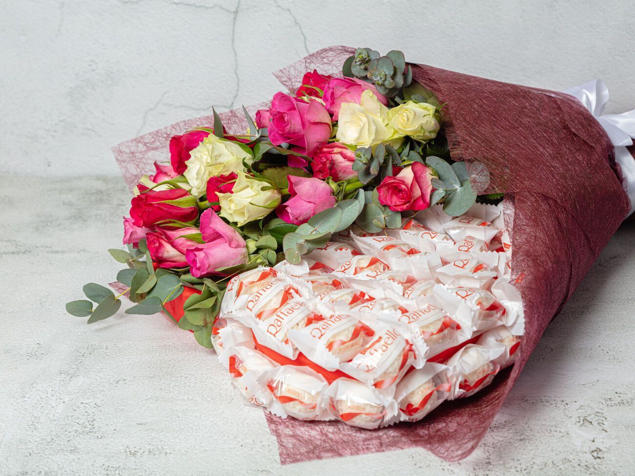 Для создания "сладких" букетов можно использовать шоколадные батончики, конфеты и даже зефир