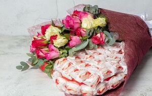 Для создания "сладких" букетов можно использовать шоколадные батончики, конфеты и даже зефир