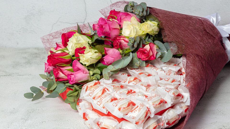 Для створення "солодких" букетів можна використовувати шоколадні батончики, цукерки і навіть зефір