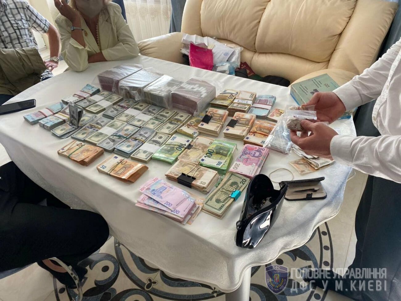 Правоохранители изъяли наличные в эквиваленте около 10 млн грн