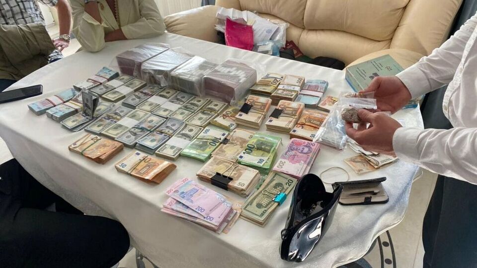Правоохранители изъяли наличные в эквиваленте около 10 млн грн