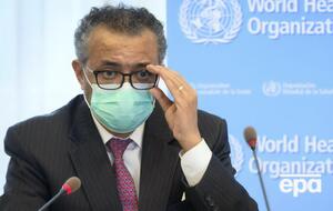 Гебреєсус заявляв, що рано відкидати зв'язок між пандемією COVID-19 та витоком вірусу із лабораторії в Ухані