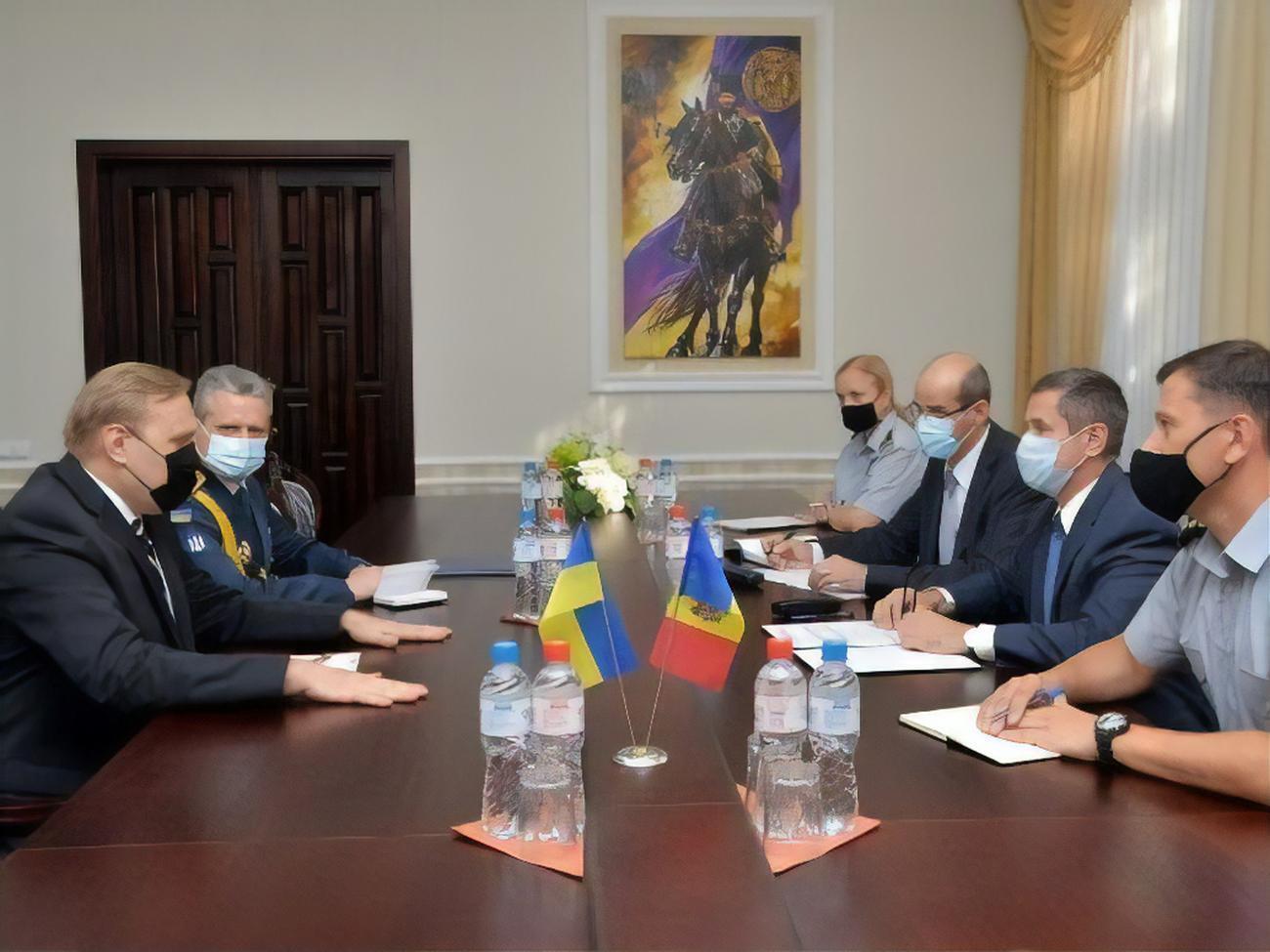 Шевченко (первый слева) обсудил с Носатым перспективы двустороннего сотрудничества