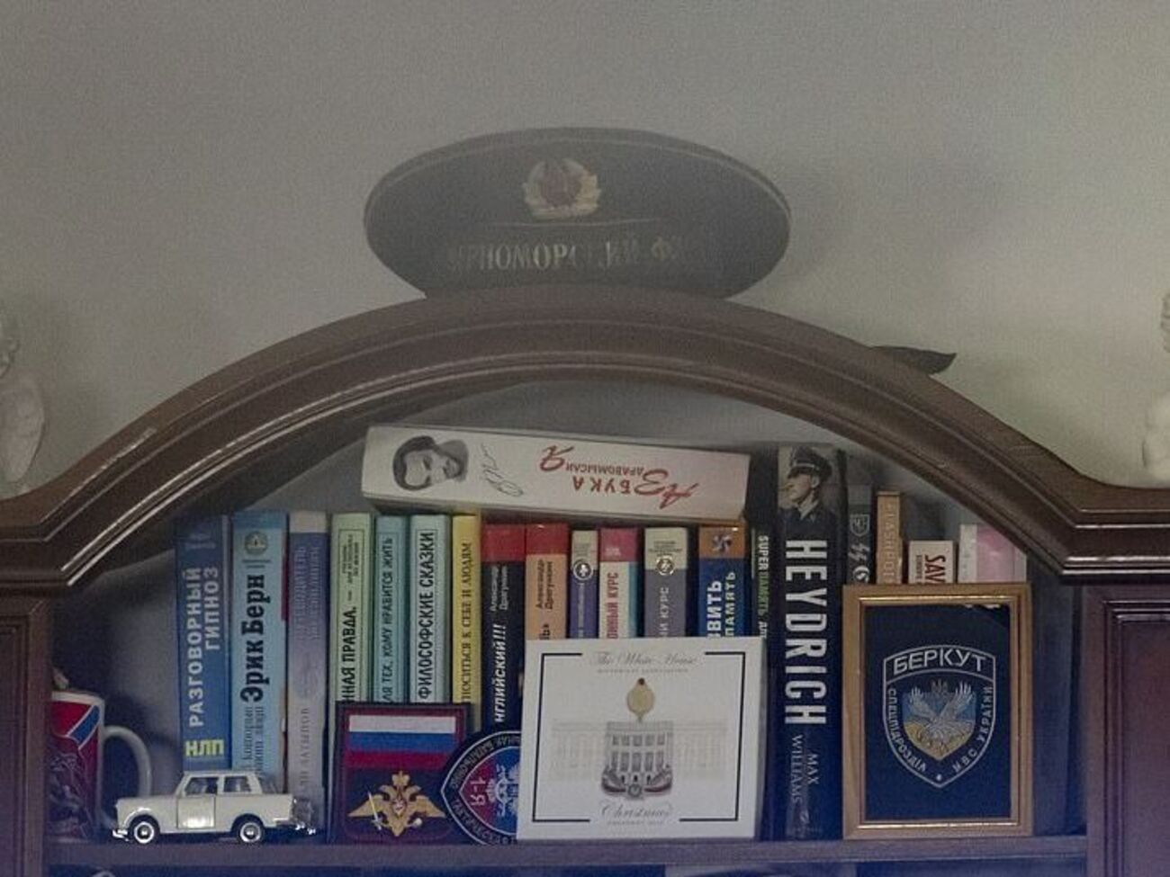 На одній із полиць виявили нашивку "Беркуту"