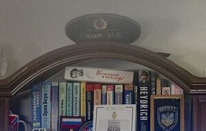 На одній із полиць виявили нашивку "Беркуту"