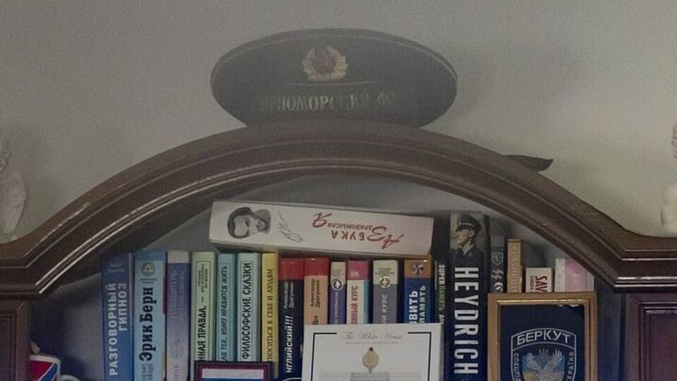 На одній із полиць виявили нашивку "Беркуту"
