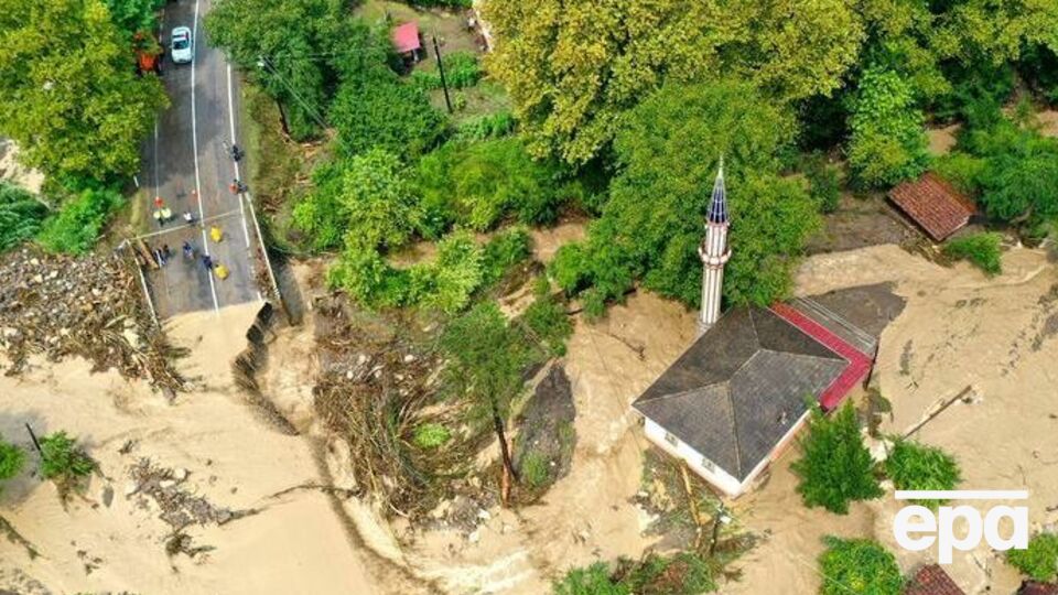 Повені після пожеж у Туреччині: на півночі країни зруйновано дороги, затоплено вулиці, приблизно 30 загиблих. Фоторепортаж
