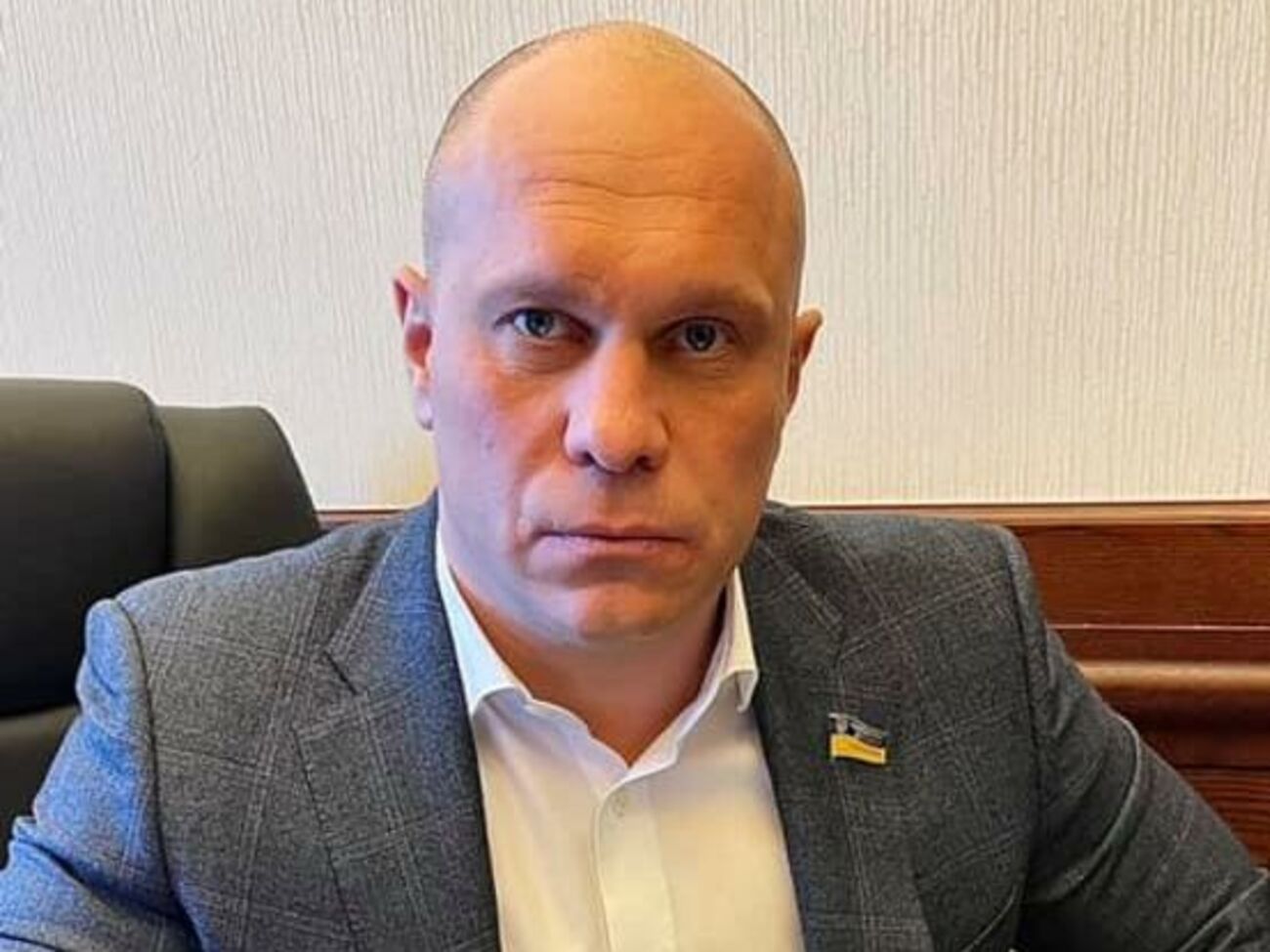 По информации журналистов, жомовая яма Кивы поросла сорняками, а сдавал он ее фиктивной фирме