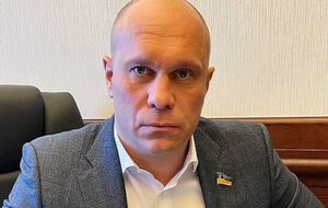 За інформацією журналістів, жомова яма Киви поросла бур'янами, а здавав він її фіктивній фірмі