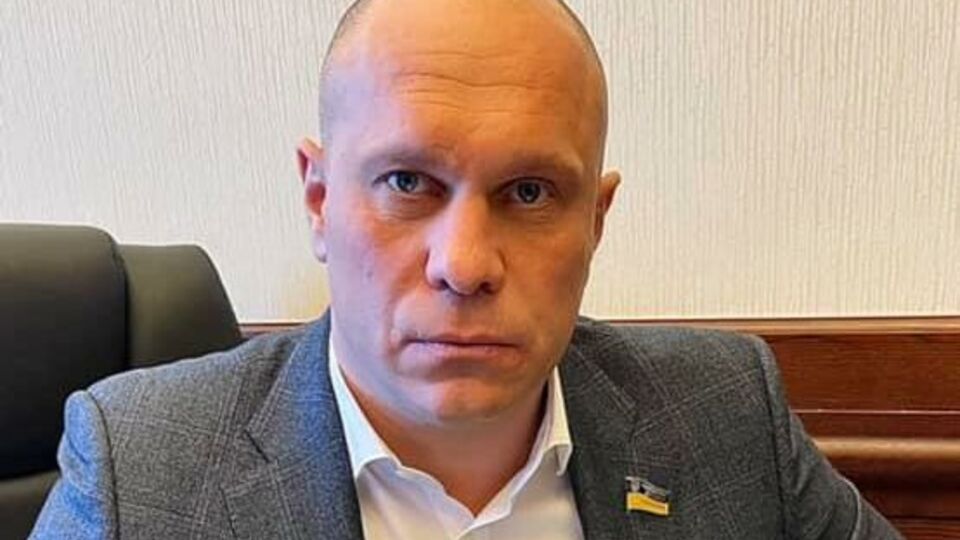 За інформацією журналістів, жомова яма Киви поросла бур'янами, а здавав він її фіктивній фірмі