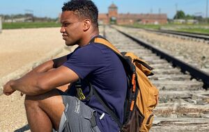 Неизвестные, по словам Беленюка, пытались втянуть его в драку прямо в центре Киева, выкрикивая оскорбительные слова в адрес спортсмена и политика