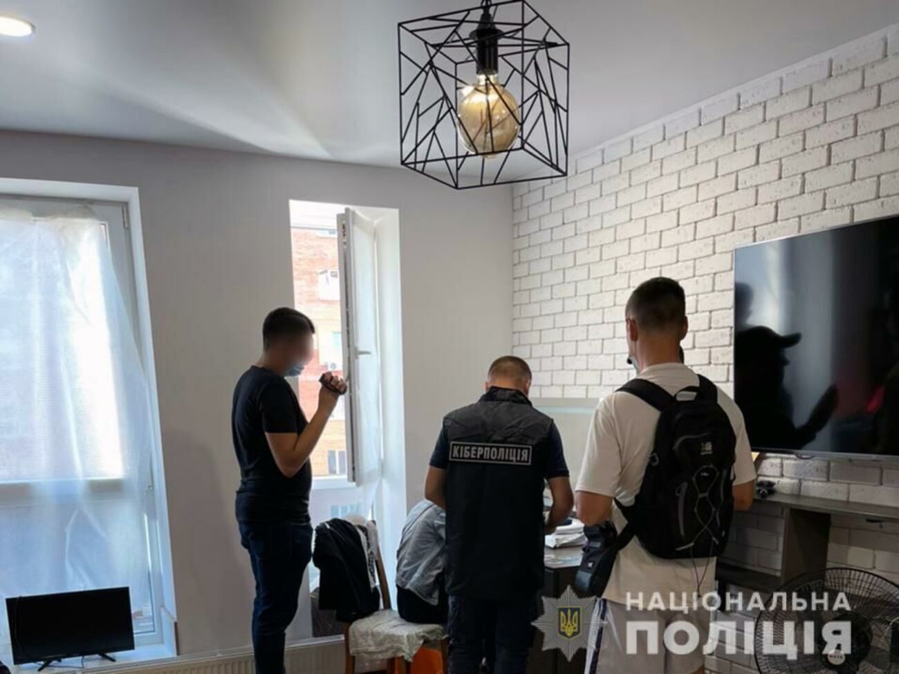 Полиция провела обыски по месту жительства и работы злоумышленницы