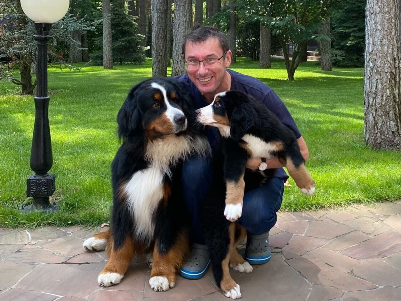 Луценко з двома своїми собаками породи бернська вівчарка – із Черчиллем та Берні