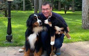 Луценко з двома своїми собаками породи бернська вівчарка – із Черчиллем та Берні