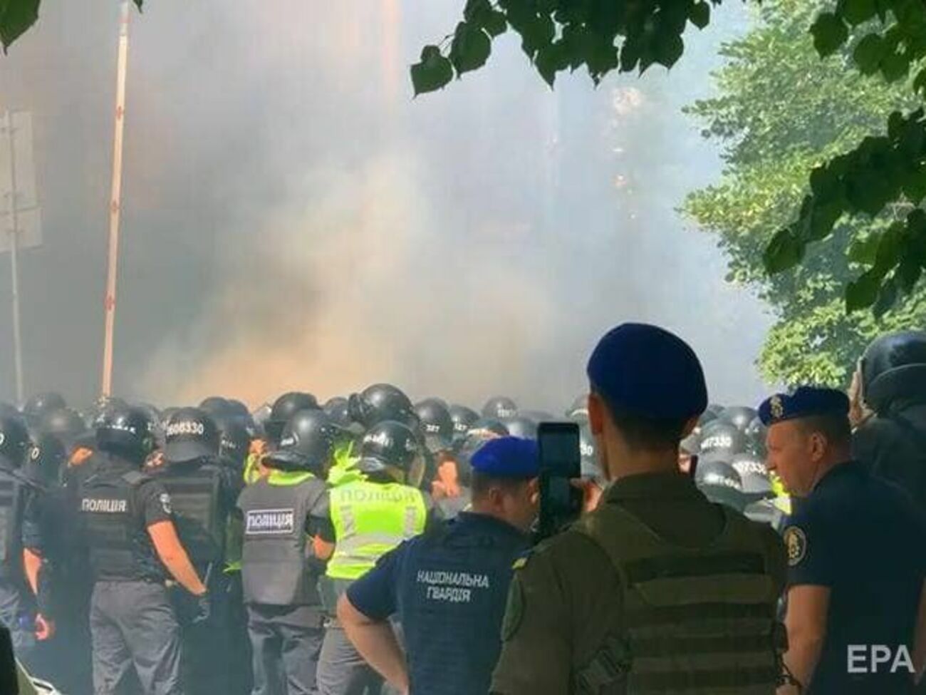 Участники акции применили&nbsp;дымовые шашки и слезоточивый газ