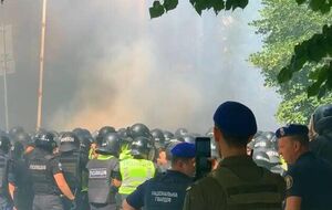 Участники акции применили дымовые шашки и слезоточивый газ