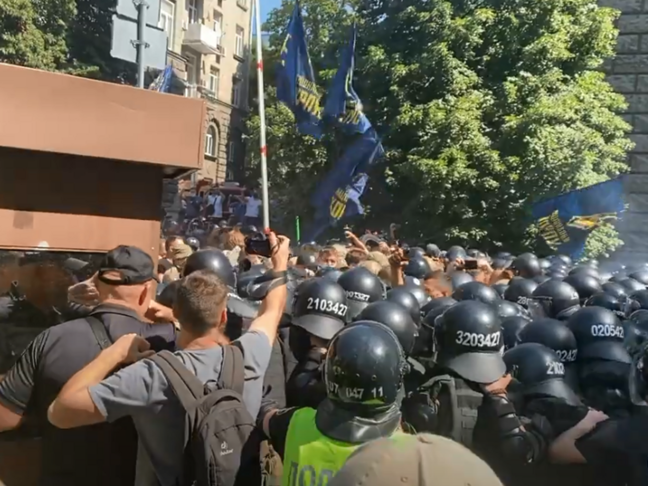 Націоналісти кидали димові шашки, шини і фаєри