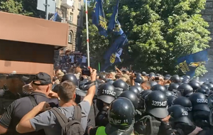 Националисты бросали дымовые шашки, шины и файеры