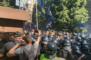 Націоналісти кидали димові шашки, шини і фаєри