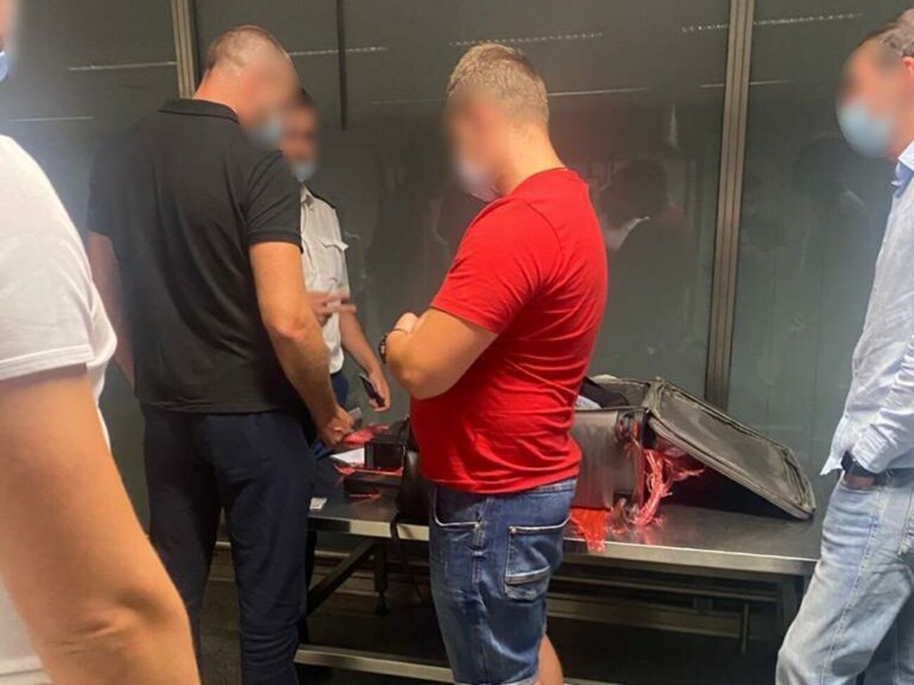 Українці, у яких виявили партію телефонів, прилетіли з Дубая