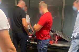 Українці, у яких виявили партію телефонів, прилетіли з Дубая