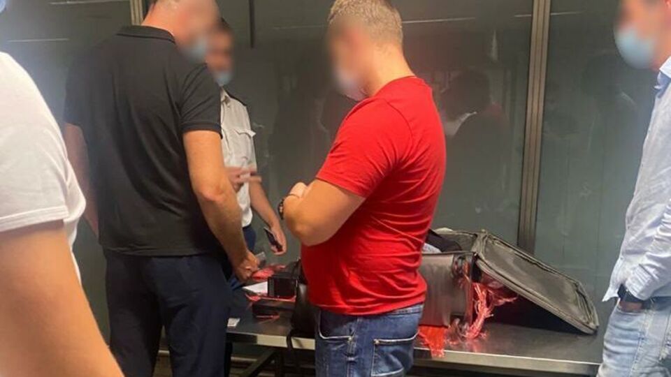 Украинцы, у которых нашли партию телефонов, прилетели из Дубая