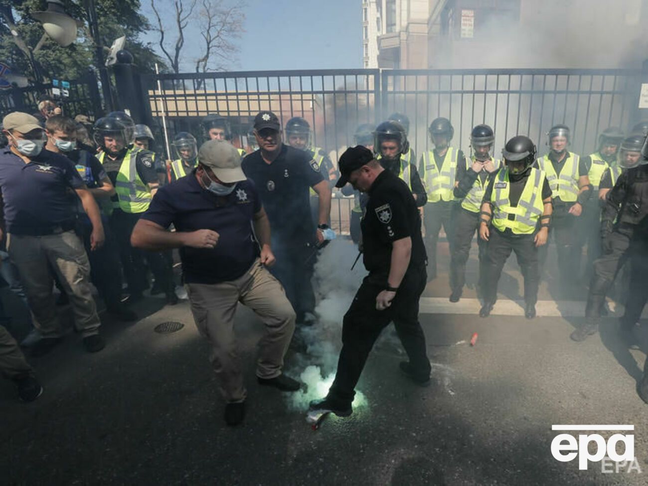 В ходе столкновений с митингующими пострадали правоохранители