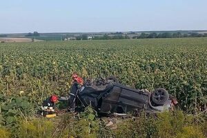 Автомобіль перекинувся