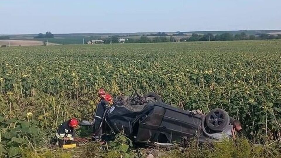 Автомобіль перекинувся