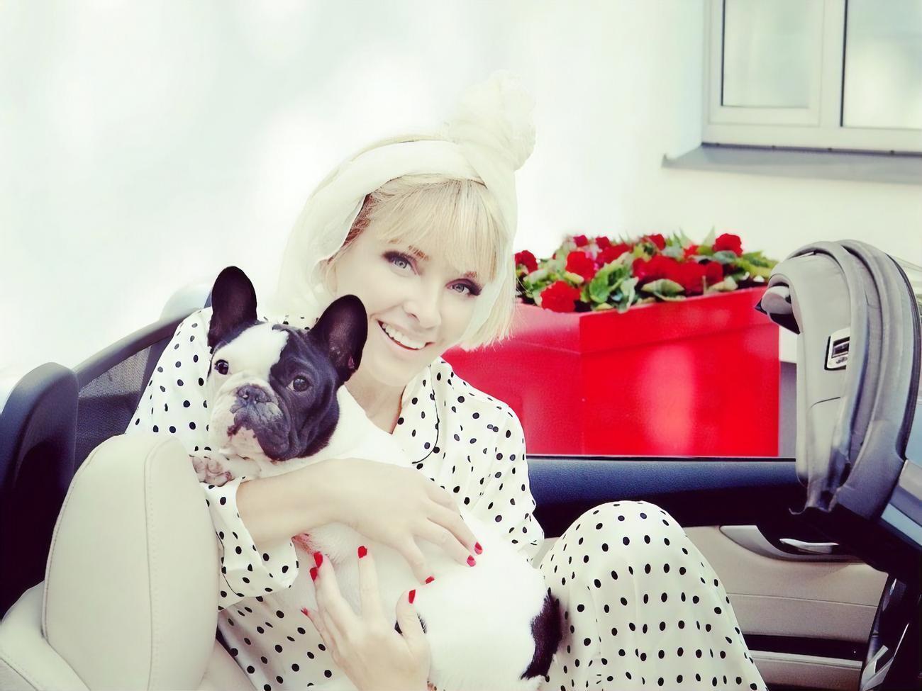 Вайкуле прогулялась с питомцем в Юрмале