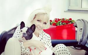 Вайкуле прогулялася з домашнім улюбленцем у Юрмалі