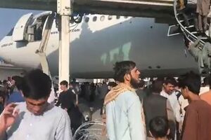 Жители Кабула стали массово покидать страну после того, как город под свой контроль взяло движение "Талибан"