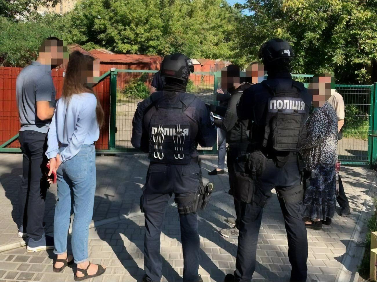 П'ятьох посадовців КМДА підозрюють у безпідставних штрафах під час евакуації автомобілів із вулиць Києва