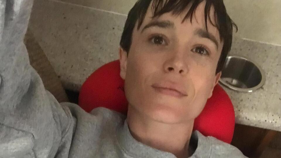 У грудні 2020 року акторка Елен Пейдж зробила камінг-аут, попросивши називати її Еліотом