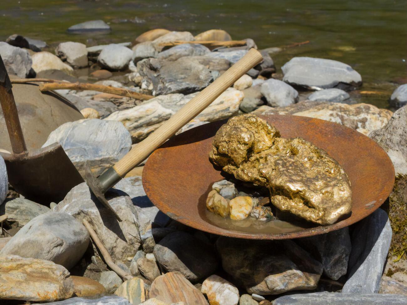 В этот день ровно 125 лет назад в канадском регионе Клондайк было открыто месторождение золота, которое вскоре привело к началу "золотой лихорадки"