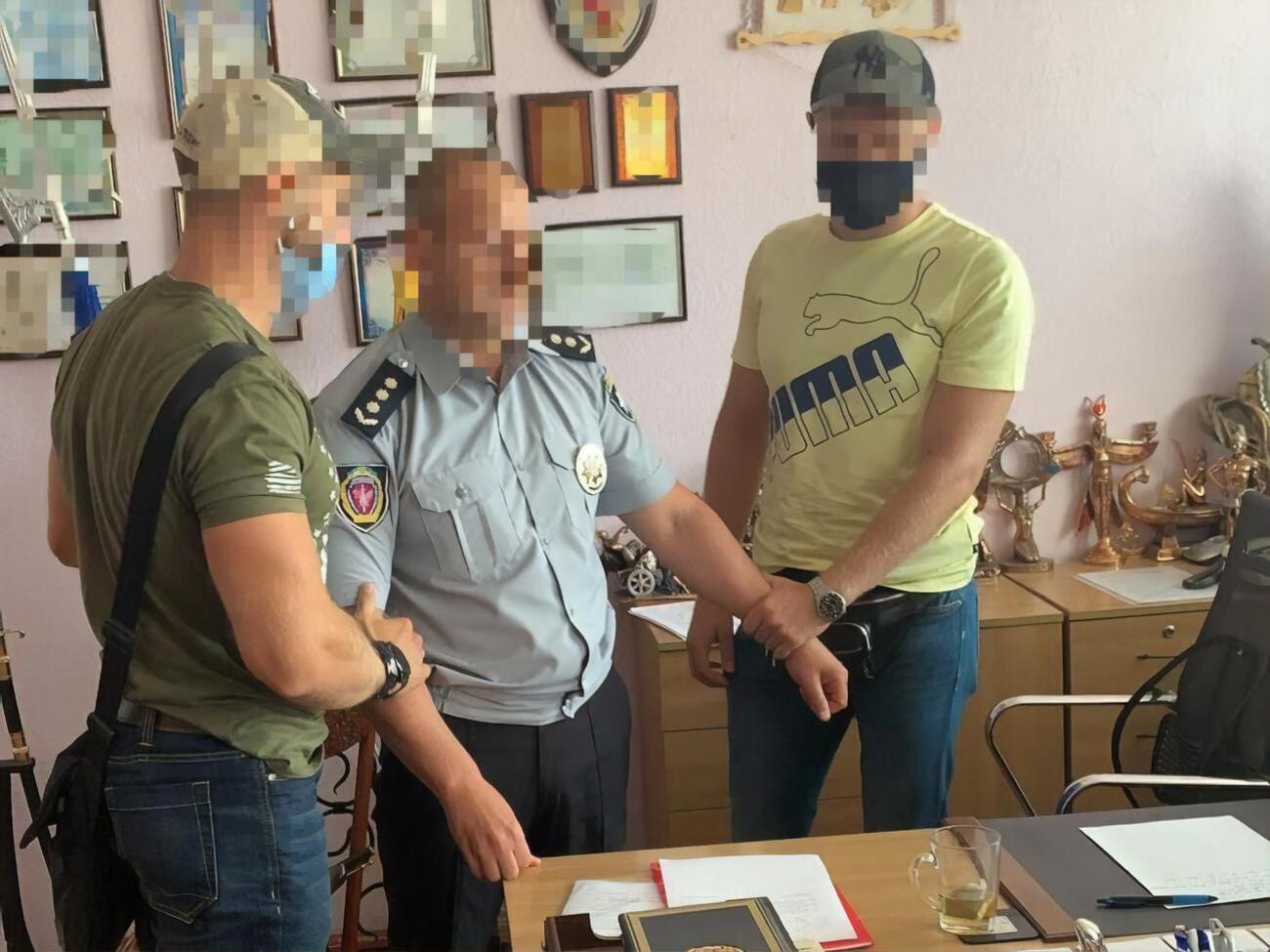 По данным СМИ, на взятке разоблачили декана Харьковского национального университета внутренних дел Александра Музычука