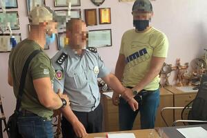 По данным СМИ, на взятке разоблачили декана Харьковского национального университета внутренних дел Александра Музычука