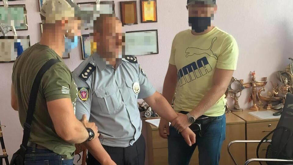 По данным СМИ, на взятке разоблачили декана Харьковского национального университета внутренних дел Александра Музычука