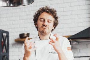 Клопотенко: На эти пирожки просто хочется лечь и провалиться в сладкий сон