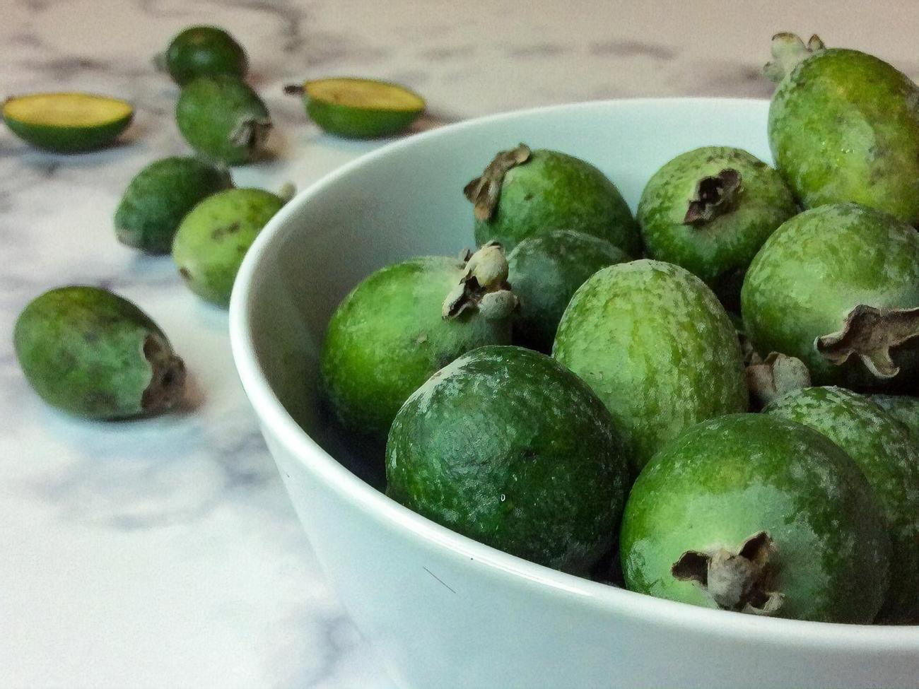 Надмірне вживання плодів фейхоа в рідкісних випадках може спричинити алергічні реакції