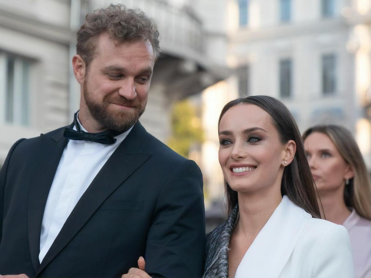 "Було справжньою насолодою провести цей вечір у такій приголомшливій атмосфері", &ndash; зізналася Мішина, яку супроводжував, за її словами, колега по акторській професії