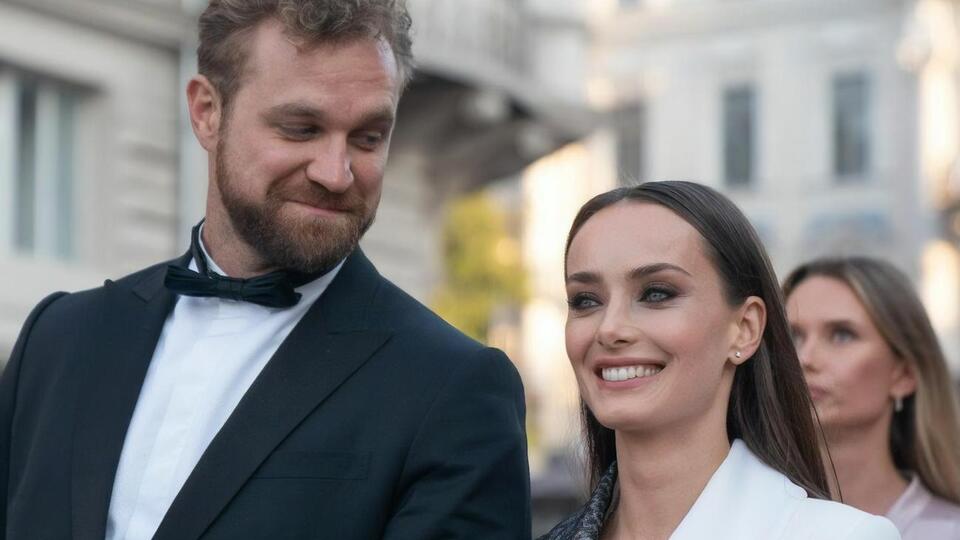 "Было настоящим наслаждением провести этот вечер в такой потрясающей атмосфере", – призналась Мишина, которую сопровождал, по ее словам, коллега по актерской профессии