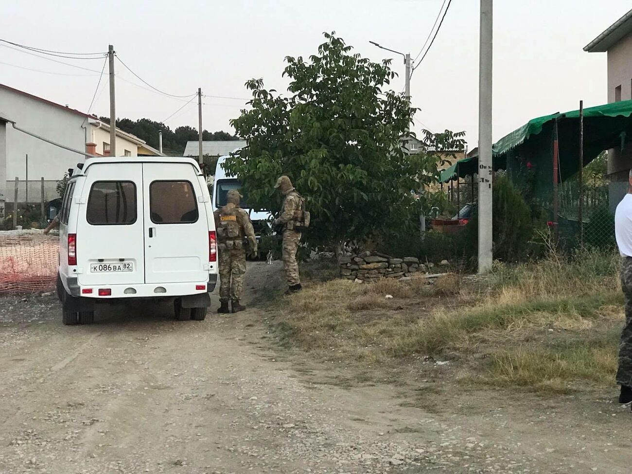 ФСБ задержали имама и четырех крымских активистов
